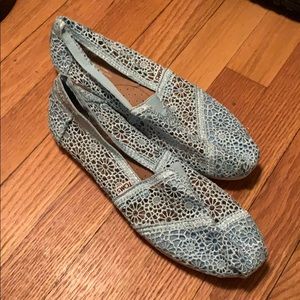 NWOT Lace Crocheted TOMS